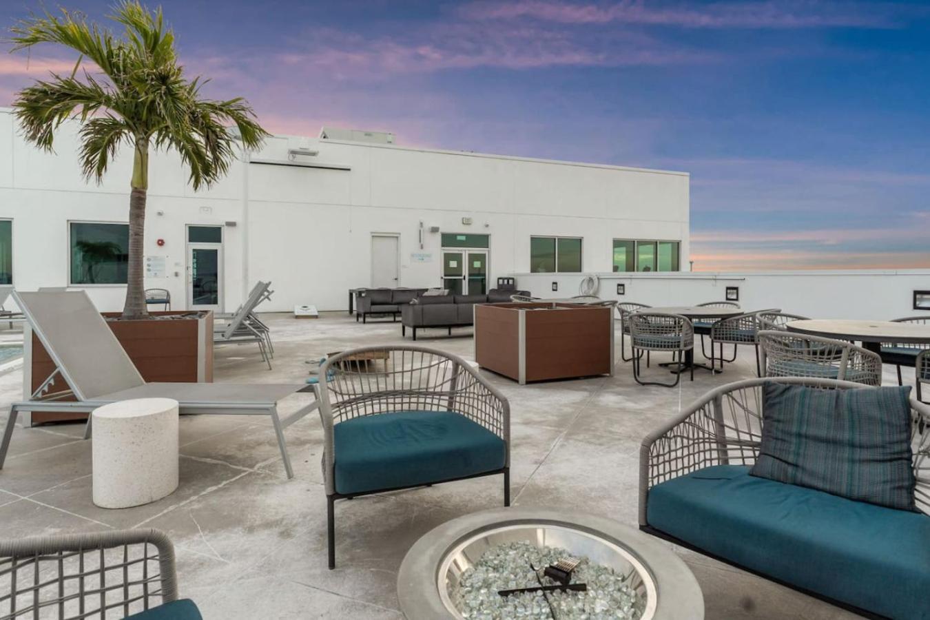 Modern 2 Bed Getaway Steps From Tropicana Field セント・ピーターズバーグ エクステリア 写真