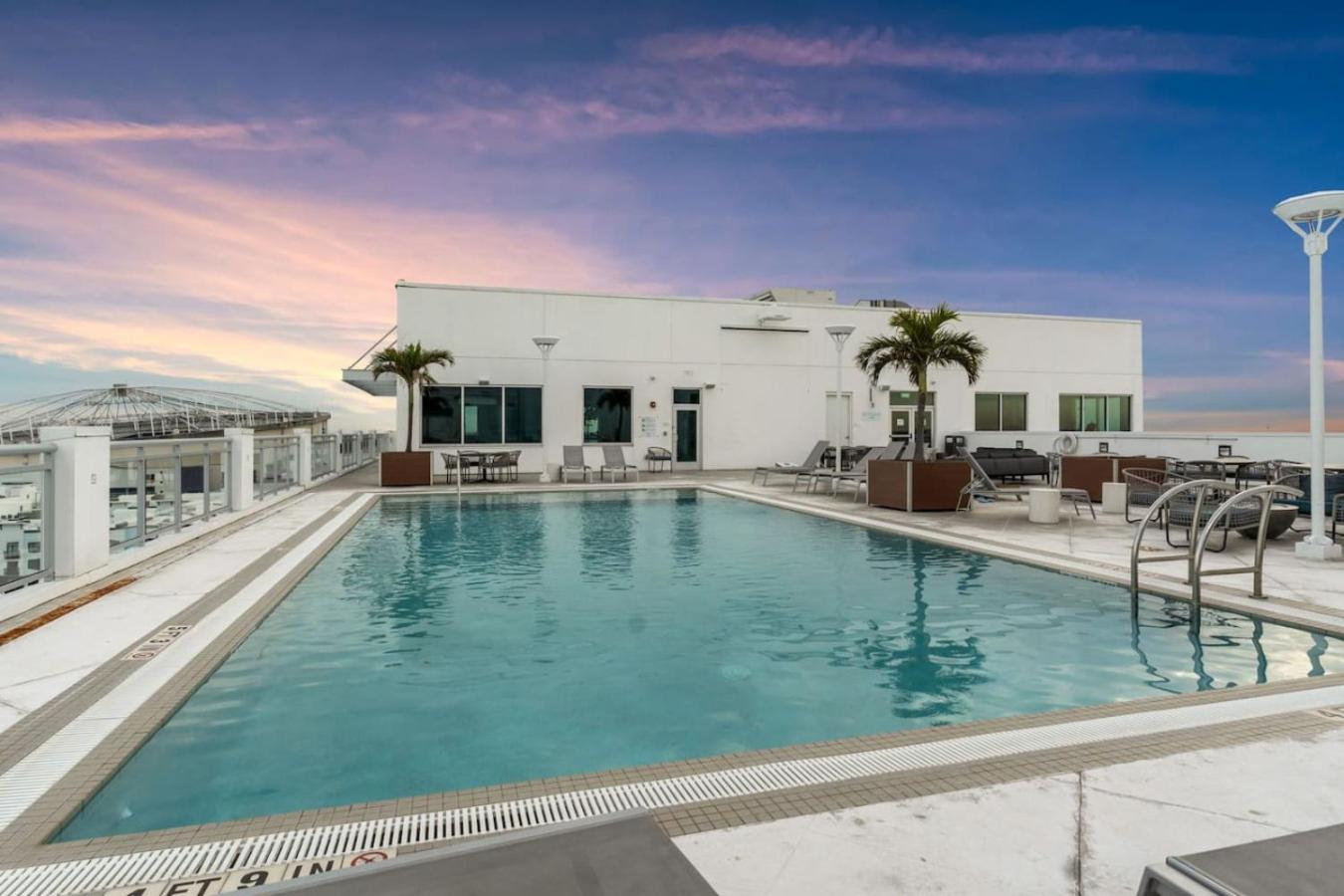 Modern 2 Bed Getaway Steps From Tropicana Field セント・ピーターズバーグ エクステリア 写真