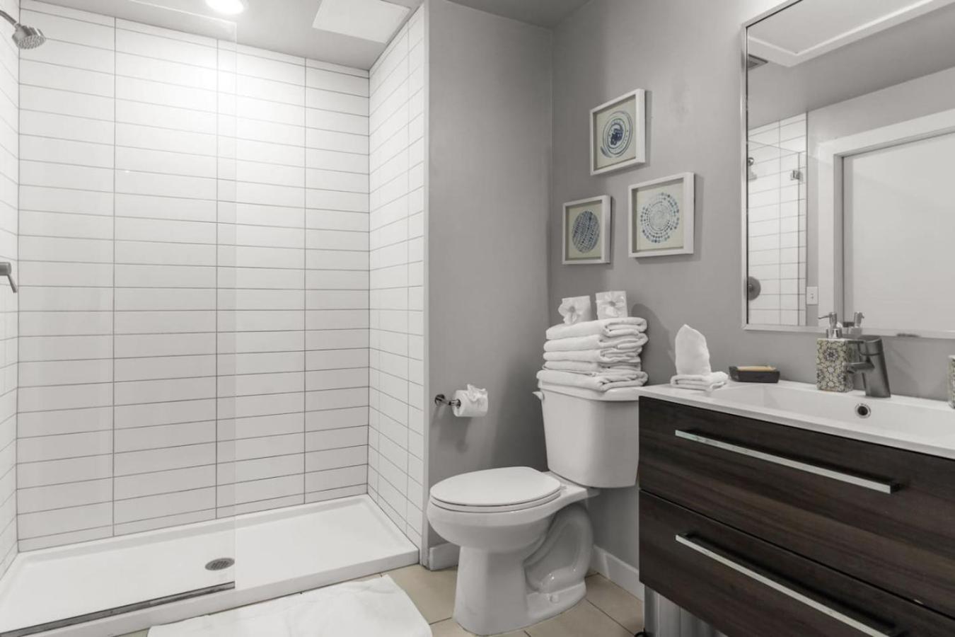 Modern 2 Bed Getaway Steps From Tropicana Field セント・ピーターズバーグ エクステリア 写真