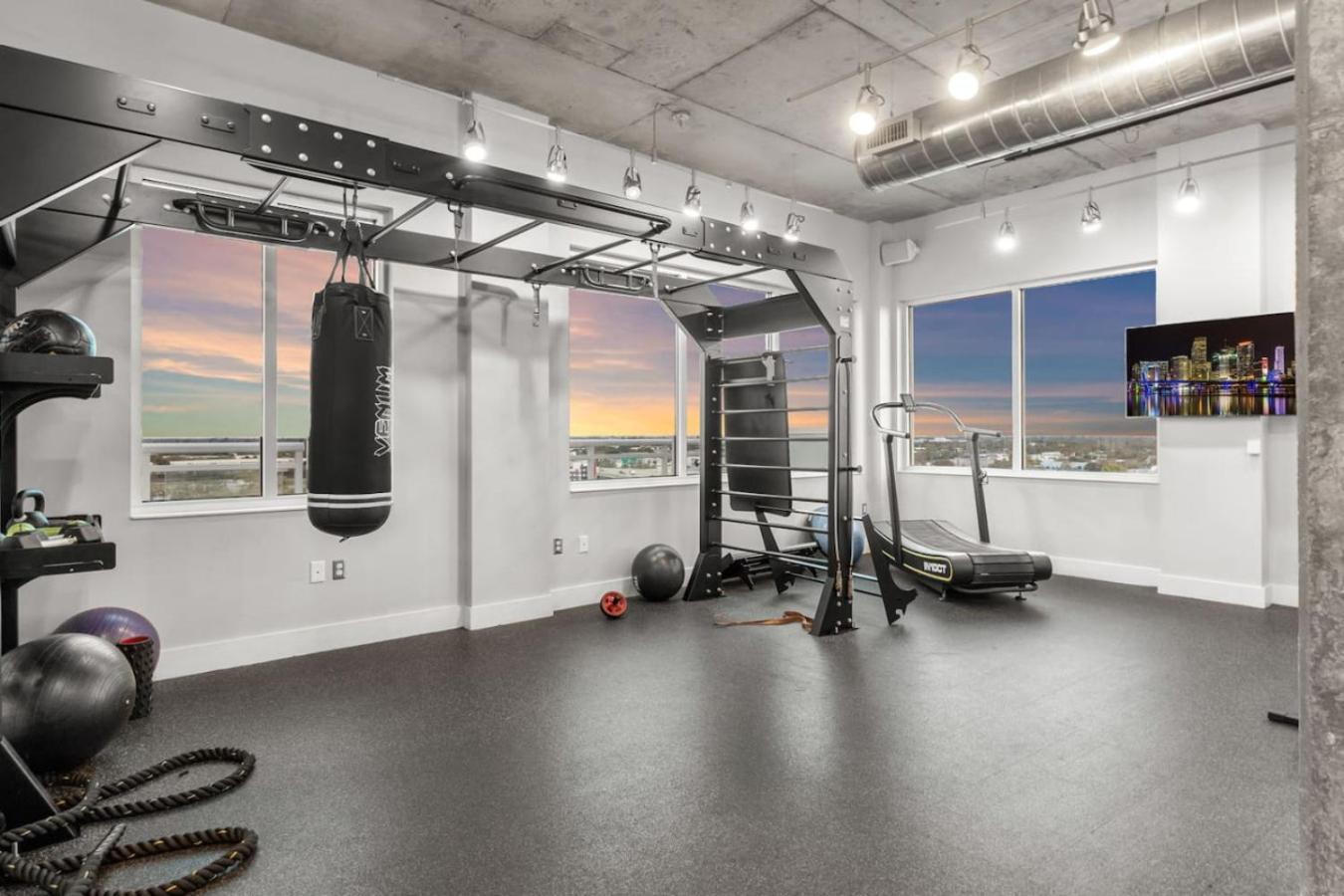 Modern 2 Bed Getaway Steps From Tropicana Field セント・ピーターズバーグ エクステリア 写真