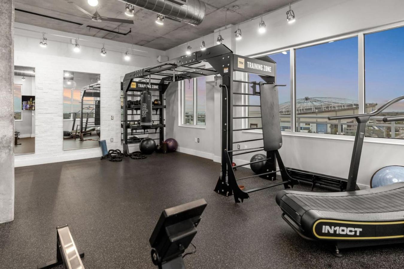 Modern 2 Bed Getaway Steps From Tropicana Field セント・ピーターズバーグ エクステリア 写真