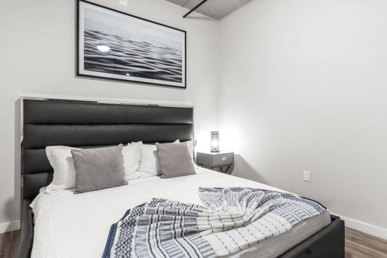 Modern 2 Bed Getaway Steps From Tropicana Field セント・ピーターズバーグ エクステリア 写真