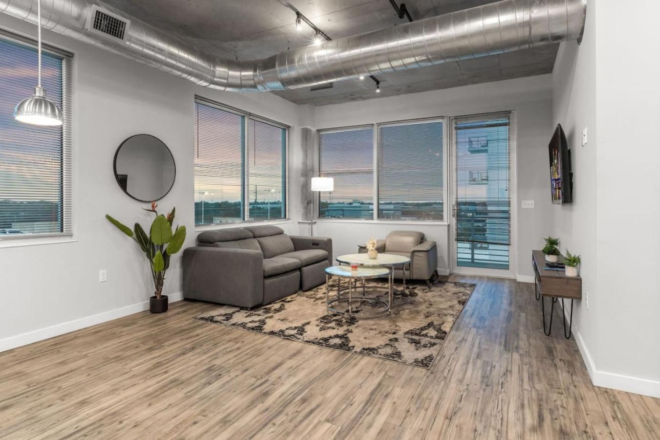 Modern 2 Bed Getaway Steps From Tropicana Field セント・ピーターズバーグ エクステリア 写真