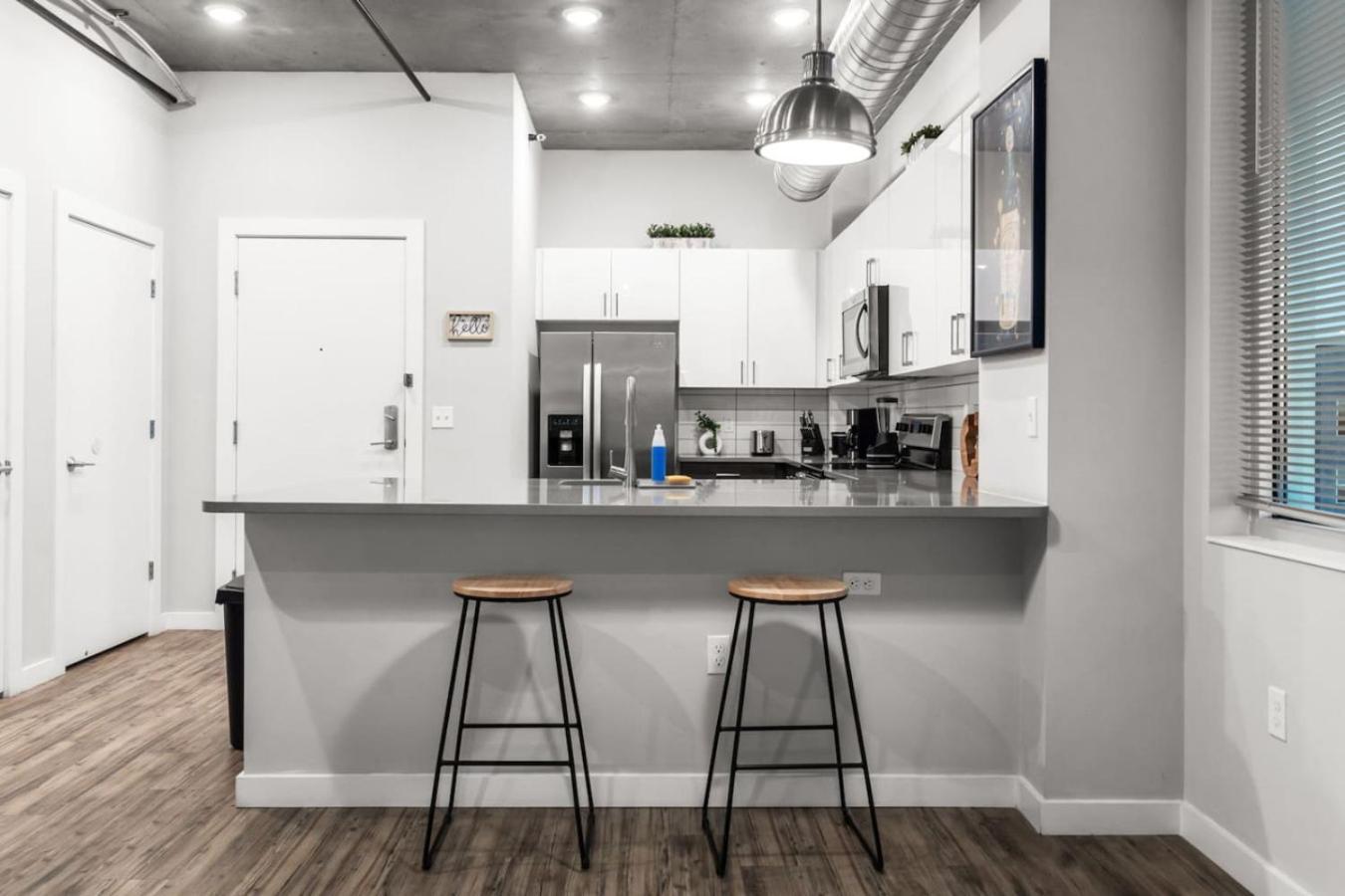 Modern 2 Bed Getaway Steps From Tropicana Field セント・ピーターズバーグ エクステリア 写真