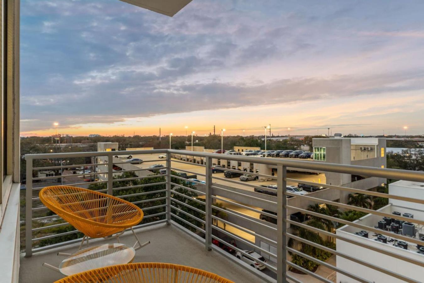 Modern 2 Bed Getaway Steps From Tropicana Field セント・ピーターズバーグ エクステリア 写真