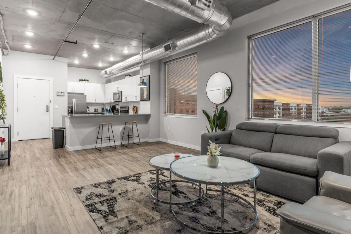 Modern 2 Bed Getaway Steps From Tropicana Field セント・ピーターズバーグ エクステリア 写真